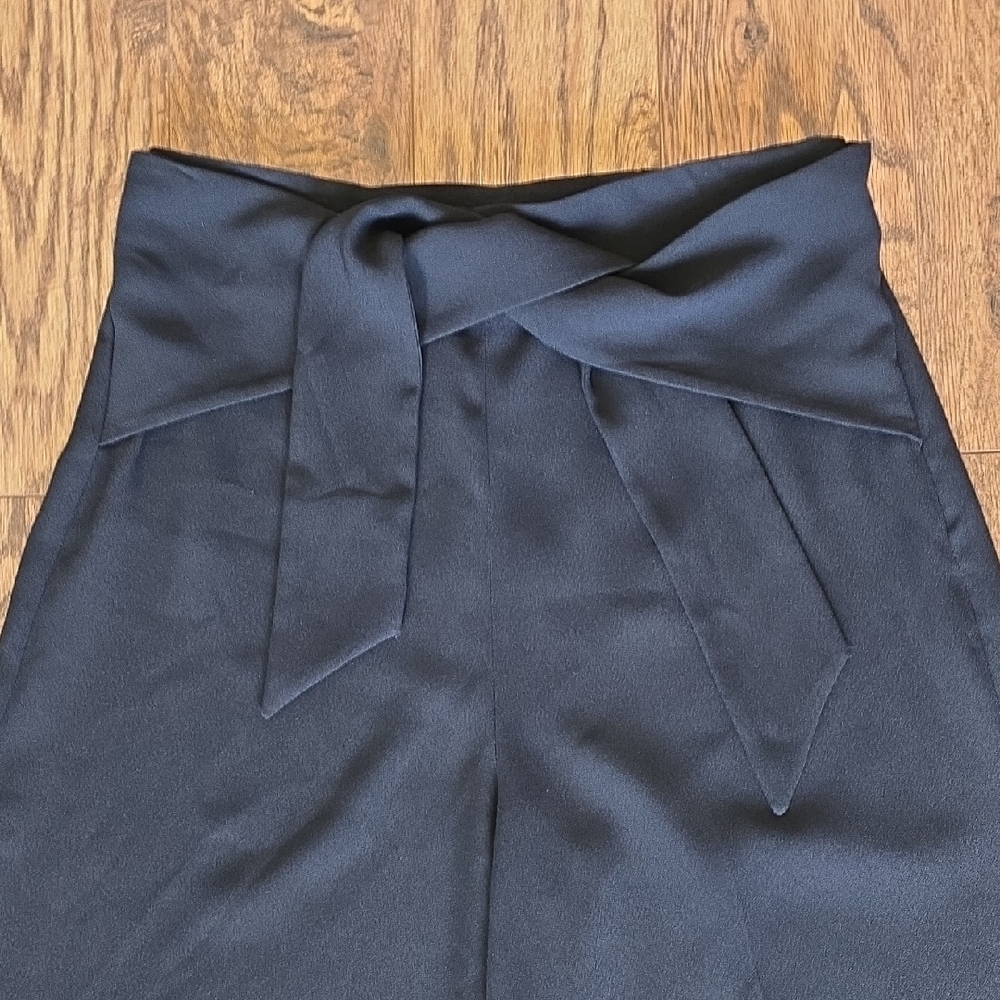 Express Black Cropped Culottes  - Women's Size 6 - Picture 3 of 10